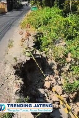 Berbulan-bulan Dibiarkan Longsor, Tanggul di Jl. Candi Kencana Raya Kalipancur Ancam Keselamatan Pengendara