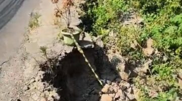Berbulan-bulan Dibiarkan Longsor, Tanggul di Jl. Candi Kencana Raya Kalipancur Ancam Keselamatan Pengendara